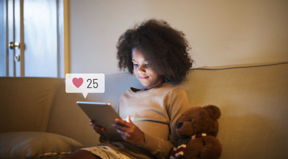 meisje met tablet in de zetel, blij met likes